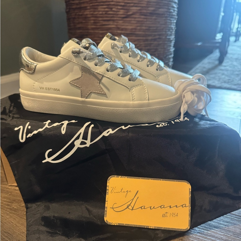 Vintage Star Sneakers w/ Silver or White Laces in Excellent Condition w/ bag